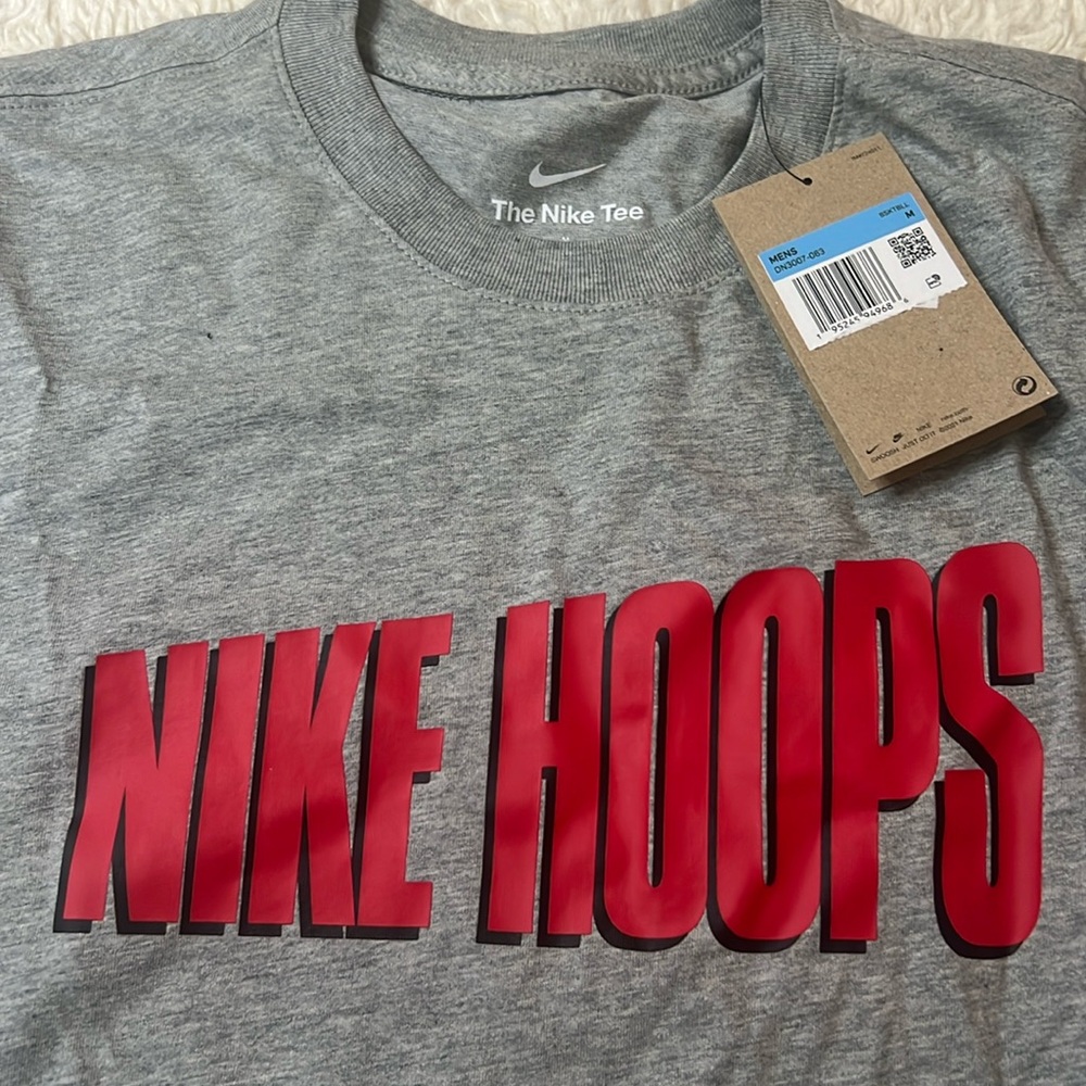 Men’ Nike Hoops Tee Shirt. Brand new with tags